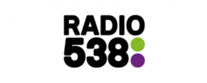 Een afbeelding van het logo van de Nederlandse radiozender Radio 538. Het logo toont de cijfers '538' in grote, rode letters met daarboven het woord 'Radio' in kleinere, witte letters. De letters en cijfers staan op een zwarte achtergrond en hebben een opvallend en herkenbaar lettertype. Het logo is een bekend merk onder luisteraars van de radiozender.