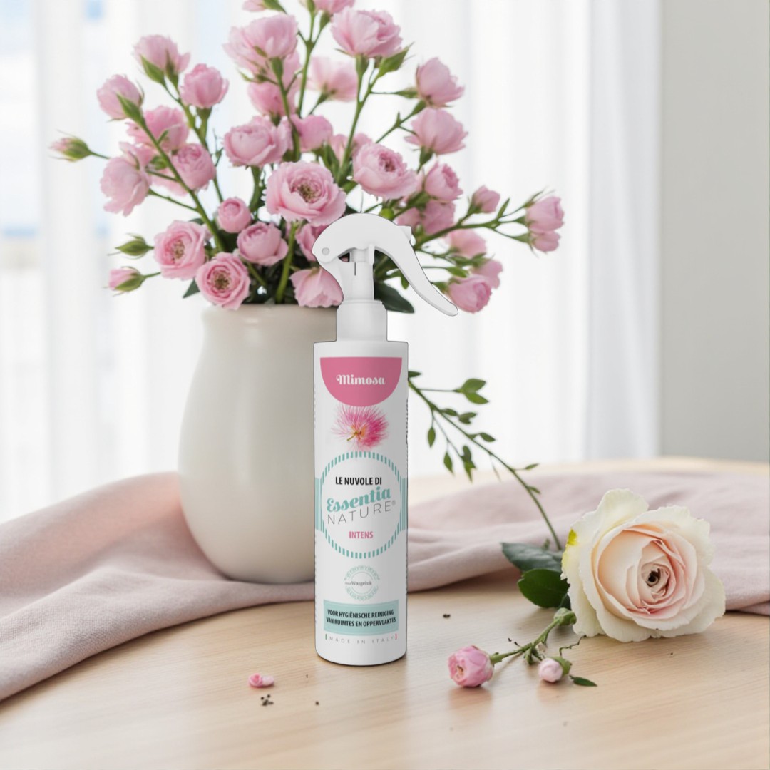 Cloud Mimosa Perla Intens De geur van Mimosa Perla is sprankelend, bloemig en verfijnd. Met tonen van mimosa, perzik, geranium, roos en iris creëert deze spray een warme en luxe sfeer in elke ruimte. Perfect om je huis, auto of kleding langdurig fris en uitnodigend te maken.