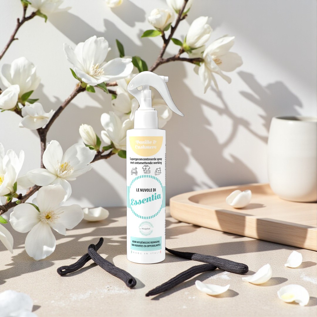 Cloud Vanille met Cashmere De geur van Vanille & Cashmere is warm, zacht en luxueus. Deze reinigingsspray met rijke vanille en kasjmier reinigt effectief en geeft je huis én je kleding een langdurig warme geur.