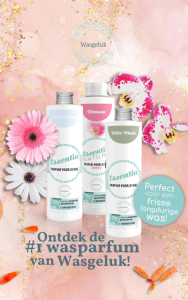 Roze, bloemrijke productfoto van Wasgeluk Essentia wasparfum in de geuren White Musk, Mimosa en Einderlicht, gepresenteerd als luxe, microplasticvrij wasparfum voor een frisse, langdurige geurbeleving.