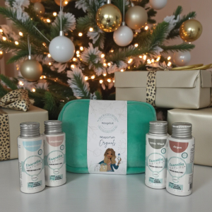 Geef jezelf of iemand anders een heerlijk verwenmoment met dit luxe fluwelen etui. Het tasje bevat vier wasparfumgeuren uit de Classic lijn, allemaal geliefde bestsellers.