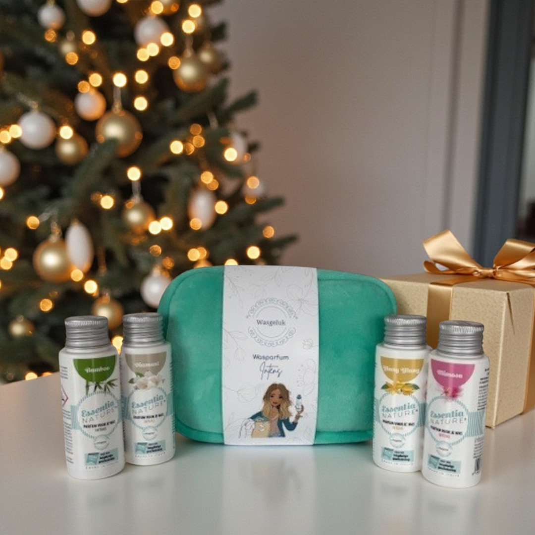 Geef jezelf of iemand anders een heerlijk verwenmoment met dit luxe fluwelen etui. In het tasje zitten vier geuren wasparfum van de INTENSLIJN, de absolute bestsellers van dit moment.